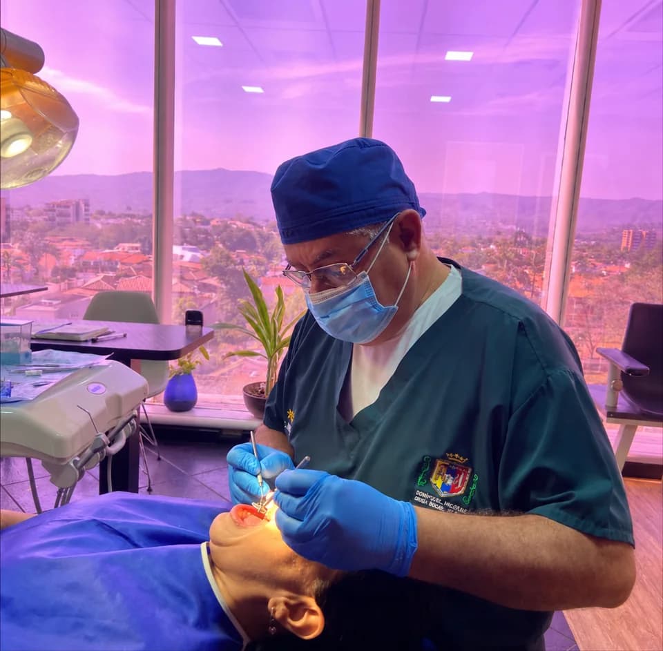 Dr. Aníbal Domínguez atendiendo a una paciente