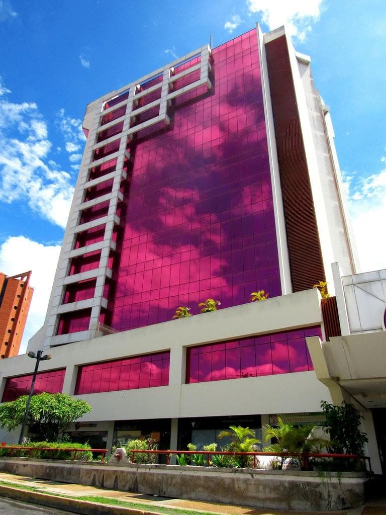 Fachada rosada de Torre Millenium en Barquisimeto